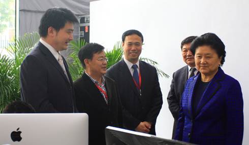 说明: D:\学院工作\16部门2015\510展览\100CANON\J图\梁军院长向刘延东副总理介绍学院情况.JPG