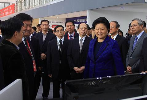 说明: D:\学院工作\16部门2015\510展览\100CANON\J图\刘延东副总理兴致勃勃的观看学生的动画作品.JPG