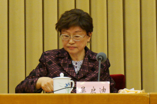 教育部原副部长、中华职业教育社副理事长吴启迪宣读表彰决定